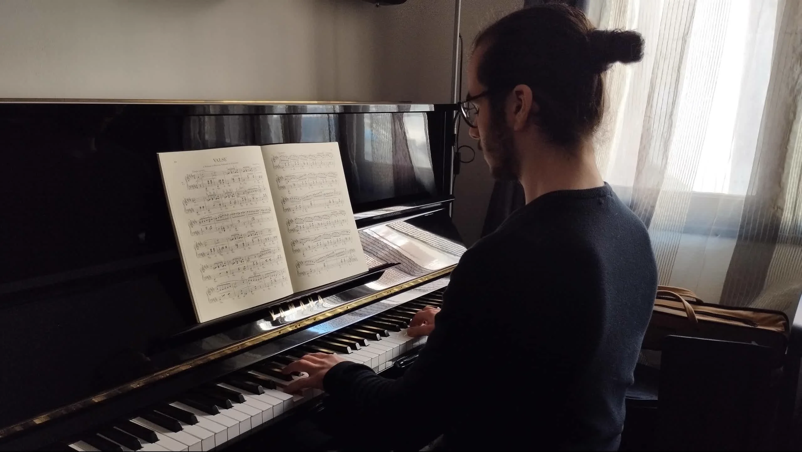 Photo de moi jouant du piano de dos