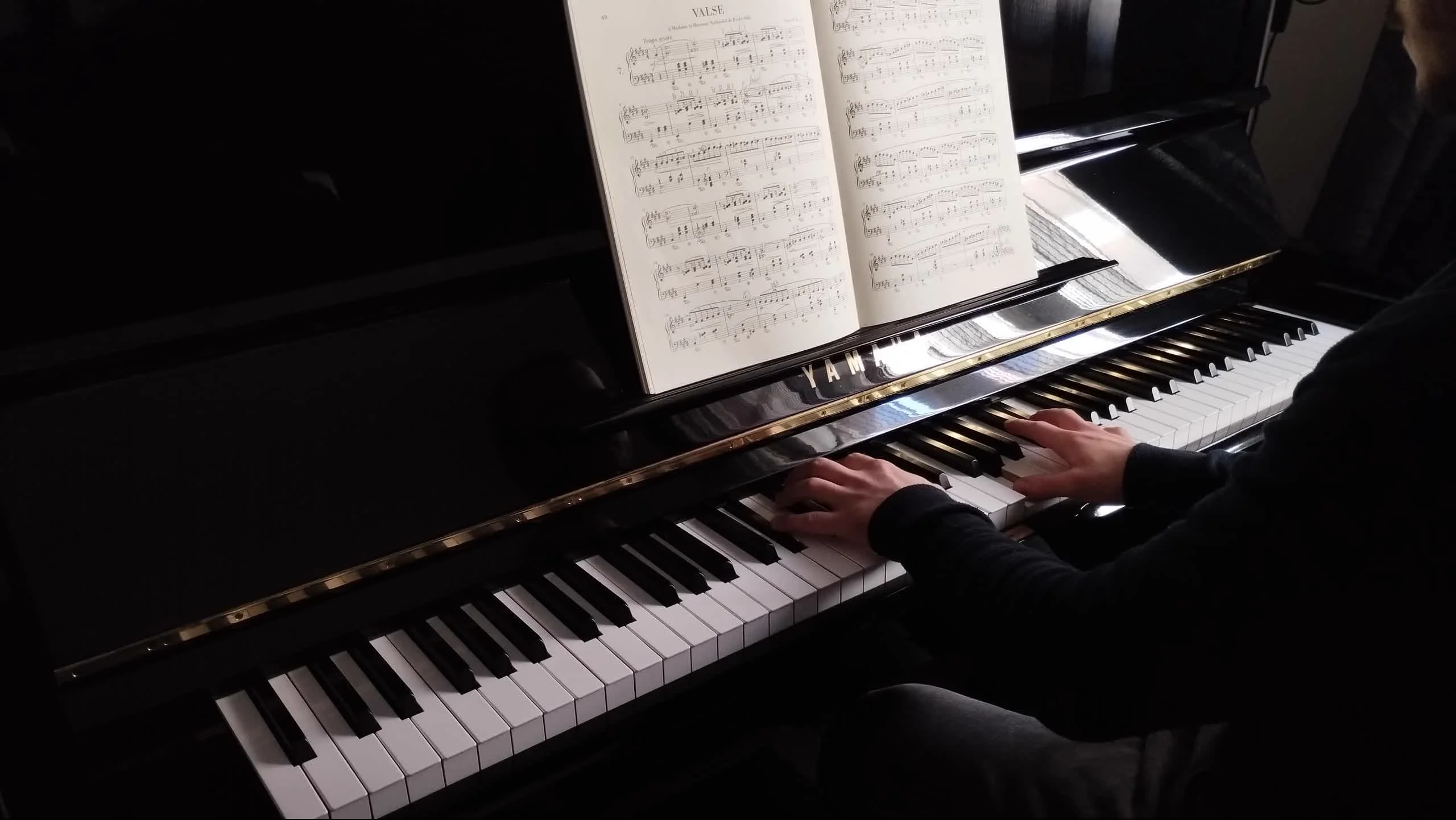 Une photo de moi en train de jouer du piano avec un plan centré sur le piano
